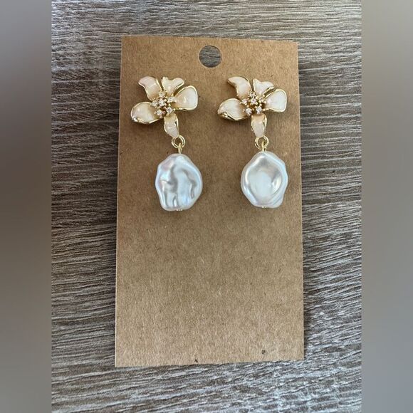 Cream Floral Drop Earrings A1401 - Picture 2 of 4